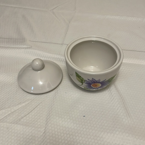 Pfaltzgraff Emma Sugar Bowl with lid and Creamer - Picture 6 of 7